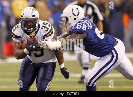 San Diego Chargers tournant retour Mike Tolbert (35) combat passé Indianapolis Colts attaquer défensive Eric Foster (68) pour un gain de 6 verges au cours du premier trimestre à Lucas Oil Field à Indianapolis le 28 novembre 2010. UPI /Mark Cowan Banque D'Images