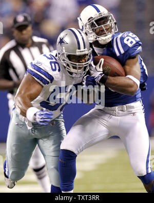 Indianapolis Colts receveur Pierre Garcon (85) est touché par le secondeur Bradie James Dallas Cowboys (56) au cours du deuxième trimestre à Lucas Oil Field à Indianapolis le 5 décembre 2010. UPI /Mark Cowan Banque D'Images