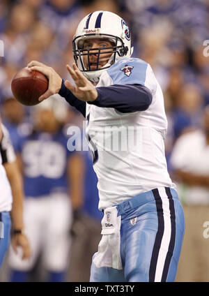 Tennessee Titans quarterback Kerry Collins (5) revient à adopter contre les Indianapolis Colts au cours du premier trimestre à Lucas Oil Field à Indianapolis le 2 janvier 2011. UPI /Mark Cowan Banque D'Images