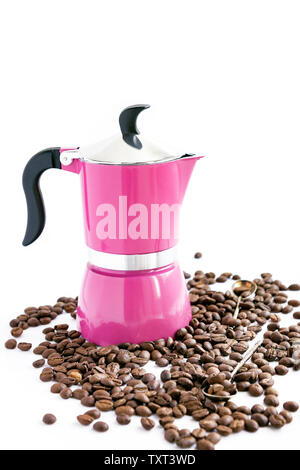 Grain de café, cafetière rose et cuillères on white Banque D'Images