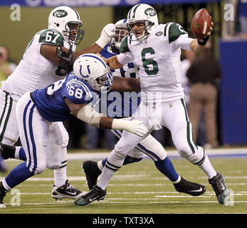 New York Jets quarterback Mark Sanchez (6) est frappé par Indianapolis Colts attaquer défensive Eric Foster (68) au cours du deuxième trimestre de leur AFC Wild-Card Match à Lucas Oil Field à Indianapolis le 8 janvier 2011. UPI /Mark Cowan Banque D'Images