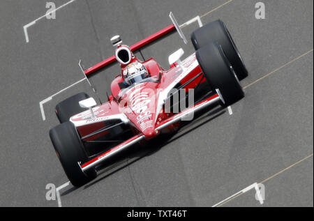 Scott Dixon, de Nouvelle-Zélande, du nombre 9 conduit en voiture le domaine au début de la 95e course de l'Indianapolis 500 à Indianapolis Motor Speedway à Indianapolis, le 29 mai 2011. UPI /Mark Cowan Banque D'Images