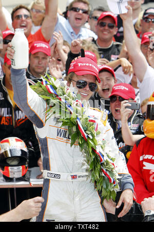 Dan Wheldon, d'Angleterre, célèbre l'obtention de la 95e Indianapolis 500 à Indianapolis Motor Speedway à Indianapolis, le 29 mai 2011. La victoire est la deuxième Wheldon Indianapolis 500 victoire. UPI /Mark Cowan Banque D'Images