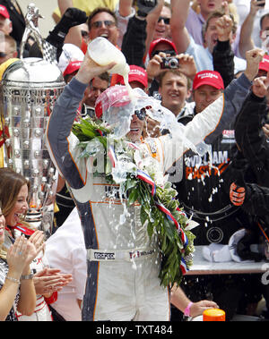 Dan Wheldon, d'Angleterre, célèbre l'obtention de la 95e Indianapolis 500 à Indianapolis Motor Speedway à Indianapolis, le 29 mai 2011. La victoire est la deuxième Wheldon Indianapolis 500 victoire. UPI /Mark Cowan Banque D'Images