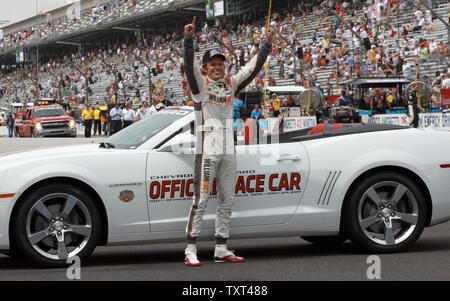 Dan Wheldon, d'Angleterre, célèbre l'obtention de la 95e Indianapolis 500 à Indianapolis Motor Speedway à Indianapolis, le 29 mai 2011. La victoire est la deuxième Wheldon Indianapolis 500 victoire. UPI /Ed Locke Banque D'Images