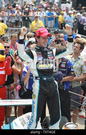 Esteban Guerrieri célèbre sa liberté 100 win en voie de la victoire à l'Indianapolis Motor Speedway le 25 mai 2012 à Indianapolis, Indiana. UPI/de Locke Banque D'Images