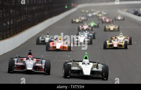 Pole Ed Carpenter (20) conduit Marco Andretti (25) dans le premier tour à la 97e course de l'Indianapolis 500 à Indianapolis Motor Speedway à Indianapolis, le 26 mai 2013. UPI /Mark Cowan Banque D'Images