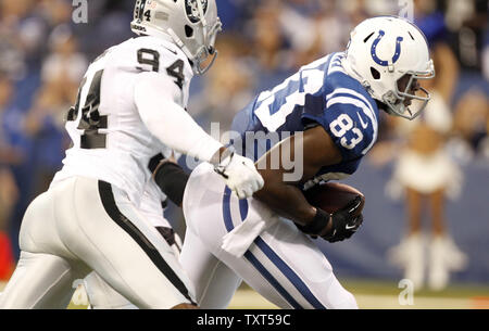 Indianapolis Colts tight end Dwayne Allen (83) fait une capture de 20 verges en face de Oakland Raiders de secondeur Kevin Burnett (94) au cours du deuxième trimestre à Lucas Oil Field à Indianapolis, le 9 septembre 2013. UPI/Mark Cowan Banque D'Images