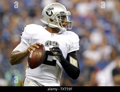 Oakland Raiders quarterback Terrelle Pryor revient à adopter contre les Indianapolis Colts dans le premier trimestre de leur jeu au champ Lucas Oil à Indianapolis, le 9 septembre 2013. UPI/Mark Cowan Banque D'Images