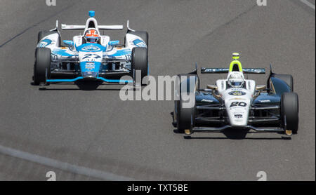 Ed Carpenter conduisant le Fuzzy's Vodka/Ed Carpenter Racing Chevrolet prend la tête au tour 9 passant James Hinchcliffe aux fibres et au cours de la Honda de données 500 Indianapolis à Indianapolis Motor Speedway à Indianapolis, le 25 mai 2014. UPI /Ed Locke Banque D'Images