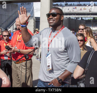Indianapolis Colts tight end Dwayne Allen vagues aux fans du tapis rouge avant l'Indianapolis 500 à Indianapolis Motor Speedway à Indianapolis, le 25 mai 2014. UPI /Ed Locke Banque D'Images