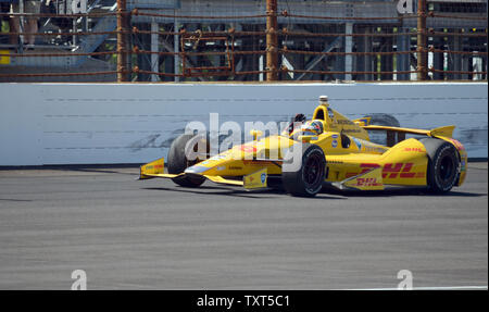 Ryan Hunter-Reay Andretti Autosport vagues de sa Honda, car il prend un tour d'honneur après avoir remporté les 500 miles d'Indianapolis à Indianapolis Motor Speedway à Indianapolis, le 25 mai 2014. UPI /Robin Nunn Banque D'Images