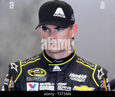 Quatre fois vainqueur de Brickyard 400 Jeff Gordon semble profondément dans ses pensées alors qu'il attend le feu vert pour la pratique commence pour la 21e marche du Brickyard 400 à l'Indianapolis Motor Speedway le 25 juillet 2014 à Indianapolis, Indiana. UPI/de Locke Banque D'Images