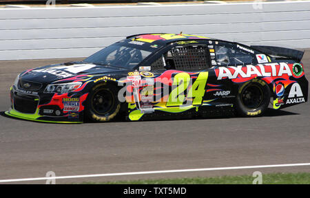 Quatre fois vainqueur de Brickyard 400 Jeff Gordon quitte le troisième tour au cours de la pratique pour la 21e marche de l'Brickyard 400 à l'Indianapolis Motor Speedway le 25 juillet 2014 à Indianapolis, Indiana. UPI/Bill Coon Banque D'Images