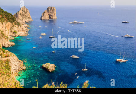 Vue panoramique de célèbres Faraglioni, voyages le plus visité d'attraction l'île de Capri, Italie. Beau paradis paysage avec la mer d'azur en été Banque D'Images