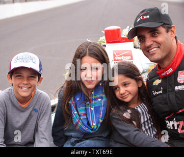 Juan Pablo Montoya pose avec ses filles Manuela et Paulina et son fils Sebastian après avoir remporté la 99e course de l'Indianapolis 500 à l'Indianapolis Motor Speedway le 25 mai 2015 à Indianapolis, Indiana. Photo de Mike Gentry/UPI Banque D'Images