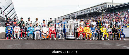 La classe officielle de 2016 photo est prise de l'ensemble des chauffeurs qualifiés sur le CARB pour le 100e jour d'exécution de l'Indianapolis 500 à l'Indianapolis Motor Speedway le 27 mai 2016 à Indianapolis, Indiana. Photo de Ed Locke/UPI Banque D'Images