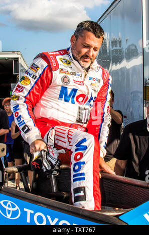 Tony Stewart monte dans une voiture de course midget pour une course spéciale sur le tour 3 chemin de terre construite en son honneur à l'Indianapolis Motor Speedway le 5 juillet 2016 à Indianapolis, Indiana. Photo de Ed Locke/UPI Banque D'Images