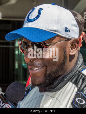 Indianapolis Colts grand Robert Mathis se prépare à conduire le pace car pour l'IndyCar Grand Prix à l'Indianapolis Motor Speedway le 13 mai 2017 à Indianapolis, Indiana. Photo par Edwin Locke/UPI Banque D'Images