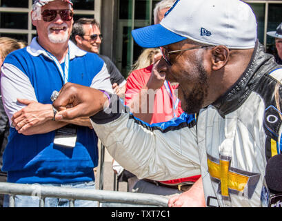 Indianapolis Colts grand Robert Mathis montre sa bague du Super Bowl de fans avant le Grand Prix d'IndyCar à l'Indianapolis Motor Speedway le 13 mai 2017 à Indianapolis, Indiana. Photo par Edwin Locke/UPI Banque D'Images