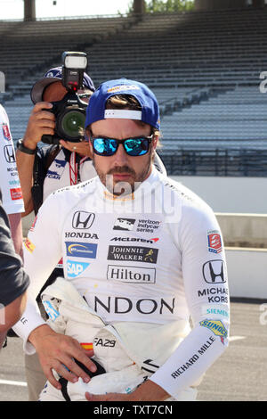 Deux fois champion de Formule 1 Fernando Alonso lui-même se prépare à entrer dans sa voiture lors de l'ouverture la pratique quotidienne à l'Indianapolis Motor Speedway le 15 mai 2017 à Indianapolis, Indiana. Photo par Dennis Daddow/UPI Banque D'Images