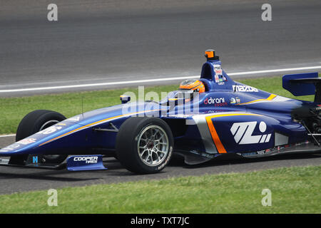 Indy Lights pilote recrue Matheus Leist prend son tour d'honneur après avoir remporté la 15e marche de la liberté 100 course à l'Indianapolis Motor Speedway le 26 mai 2017 à Indianapolis, Indiana. Photo de Bill Coon/UPI Banque D'Images