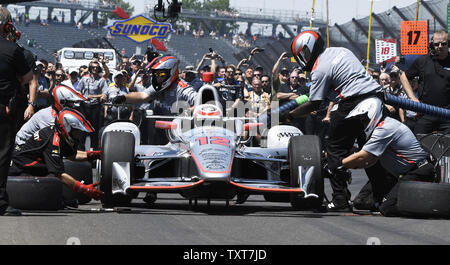 L'équipage s'travaille sur l'un des arrêts aux stands lors d'une compétition de course à l'Indianapolis Motor Speedway le 26 mai 2017 à Indianapolis, Indiana. Photo par Larry Papke/UPI Banque D'Images