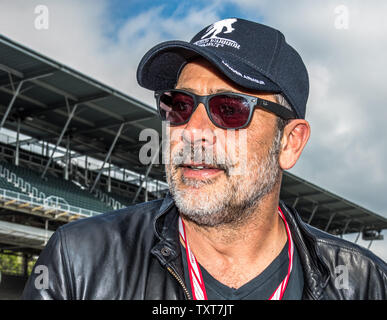 L'acteur Jeffrey Dean Morgan arrive sur pit row un jour avant l'Indy 500 2017. Morgan va conduire le Pace Car dans la course. À l'Indianapolis Motor Speedway le 27 mai 2017 à Indianapolis, Indiana. Photo par Edwin Locke/UPI Banque D'Images