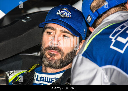 Jimmie Johnson attend le début de pratique pour le Brickyard 400 2017, à l'Indianapolis Motor Speedway le 22 juillet 2017 à Indianapolis, Indiana. Photo par Edwin Locke/UPI Banque D'Images