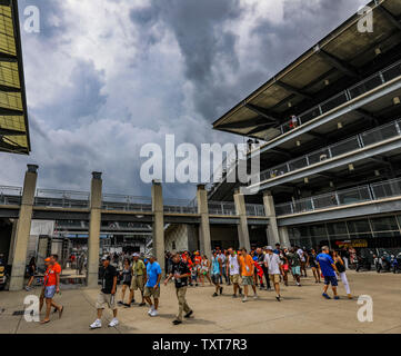 Fans fichier hors de la tribune qu'un grand orage approches peu après le début de la 2017 Brickyard 400, à l'Indianapolis Motor Speedway le 23 juillet 2017 à Indianapolis, Indiana. La course a été signalé jusqu'à rouge le passage de la tempête. Photo par Edwin Locke/UPI Banque D'Images