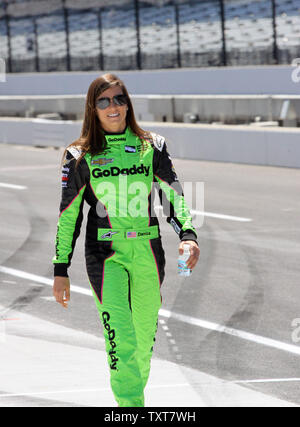 Danica Patrick promenades à travers l'aire des puits à sa voiture de course à commencer un essai de mise à jour de Test au cours de la recrue à l'Indianapolis Motor Speedway le 1 mai 2018 à Indianapolis, Indiana. Danica prévoit prendre sa retraite après un dernier essai pour gagner Indy. Photo de Bill Coon/UPI Banque D'Images