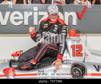 L'alimentation sera célèbre l'obtention de la pole position lors des qualifications du Grand Prix d'Indianapolis à l'Indianapolis Motor Speedway le 11 mai 2018 à Indianapolis, Indiana. Le pouvoir est un deux fois vainqueur de l'Indy GP. Photo de Ed Locke/UPI Banque D'Images