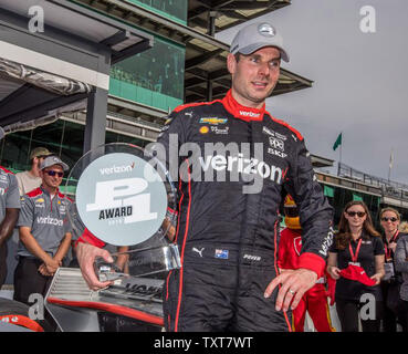 S'affiche le pôle P1 prix gagnants après avoir remporté le Grand Prix du pôle lors des qualifications d'Indianapolis à l'Indianapolis Motor Speedway le 11 mai 2018 à Indianapolis, Indiana. Le pouvoir est un deux fois vainqueur de l'Indy GP. Photo de Ed Locke/UPI Banque D'Images