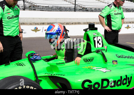 Danica Patrick entre dans sa voiture de course au cours de la journée d'ouverture pratique pour la 102e 500 d'Indianapolis à l'Indianapolis Motor Speedway le 15 mai 2018 à Indianapolis, Indiana. Photo par Larry Papke/UPI Banque D'Images