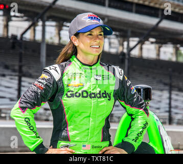 Danica Patrick sourire après son premier run de qualification Indy 500 en 2018. Patrick rendrait le neuf rapide d'un séjour admissible à la pole position, à l'Indianapolis Motor Speedway le 19 mai 2018 à Indianapolis, Indiana. Photo par Edwin Locke/UPI Banque D'Images