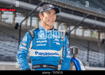 La défense de champion du Indy 500 Takuma Sato sourit après qu'il fait la course de 2018, à l'Indianapolis Motor Speedway le 19 mai 2018 à Indianapolis, Indiana. Photo par Edwin Locke/UPI Banque D'Images