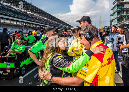 Helio Castroneves (centre) montres que Danica Patrick est félicité d'une fosse bondé ligne pour se qualifier pour l'Indy 500, à l'Indianapolis Motor Speedway le 19 mai 2018 à Indianapolis, Indiana. Photo par Edwin Locke/UPI Banque D'Images