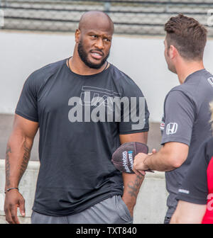 NFL Grand James Harrison parle avec le chauffeur Jack Harvey avant la réunion des pilotes pour l'Indianapolis 2018 500 à l'Indianapolis Motor Speedway le 26 mai 2018 à Indianapolis, Indiana. Photo par Edwin Locke/UPI Banque D'Images