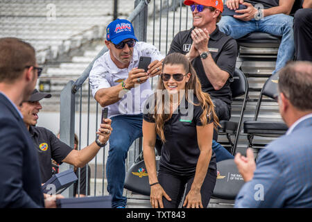 Tony Kanaan (chemise blanche) saisit l'instant ludique lorsque Danica Patrick se lève pour recevoir son Indy 500 entrées sonner à la réunion des pilotes pour l'Indianapolis 2018 500 à l'Indianapolis Motor Speedway le 26 mai 2018 à Indianapolis, Indiana. Photo par Edwin Locke/UPI Banque D'Images