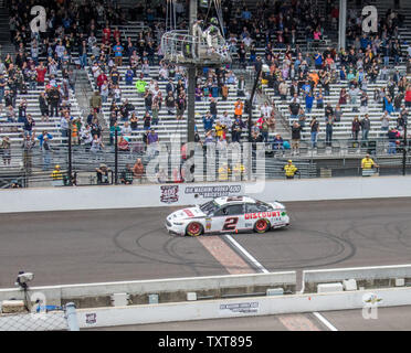 Brad Keselowski prend le drapeau à damiers, remportant la grosse machine 2018 à la briqueterie Vodka 400, à l'Indianapolis Motor Speedway le 10 septembre 2018 à Indianapolis, Indiana. Photo par Edwin Locke/UPI Banque D'Images