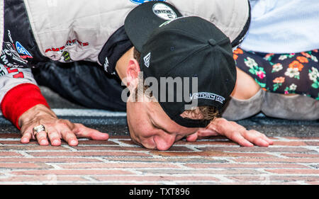 Brad Keselowski embrasse les briques après avoir remporté le 2018 grosse machine 400 Vodka à la briqueterie, à l'Indianapolis Motor Speedway le 10 septembre 2018 à Indianapolis, Indiana. Photo par Edwin Locke/UPI Banque D'Images