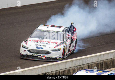 Brad Keselowski célèbre après avoir remporté le 2018 grosse machine 400 Vodka à la briqueterie, à l'Indianapolis Motor Speedway le 10 septembre 2018 à Indianapolis, Indiana. Photo par Edwin Locke/UPI Banque D'Images