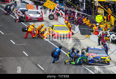 Arrêts aux stands pour Kyle Busch et Joey Logano # 18 # 22 2018 à la grosse machine de la Vodka 400 au Brickyard, à l'Indianapolis Motor Speedway le 10 septembre 2018 à Indianapolis, Indiana. Photo de Mike GentryUPI Banque D'Images