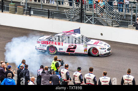 Brad Keselowski célèbre après avoir remporté le 2018 grosse machine 400 Vodka à la briqueterie, à l'Indianapolis Motor Speedway le 10 septembre 2018 à Indianapolis, Indiana. Photo par Edwin Locke/UPI Banque D'Images