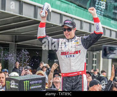 Brad Keselowski célèbre après avoir remporté le 2018 grosse machine 400 Vodka à la briqueterie, à l'Indianapolis Motor Speedway le 10 septembre 2018 à Indianapolis, Indiana. Photo par Edwin Locke/UPI Banque D'Images