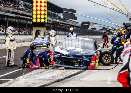 Alex Bowman reçoit après des réparations contact pendant la grosse machine 2018 Vodka 400 au Brickyard, à l'Indianapolis Motor Speedway le 10 septembre 2018 à Indianapolis, Indiana. Photo par Edwin Locke/UPI Banque D'Images