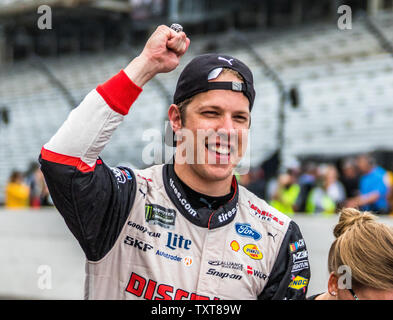 Brad Keselowski célèbre après avoir remporté le 2018 grosse machine 400 Vodka à la briqueterie, à l'Indianapolis Motor Speedway le 10 septembre 2018 à Indianapolis, Indiana. Photo par Edwin Locke/UPI Banque D'Images