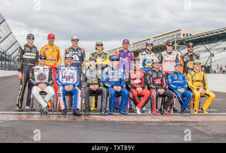 Les 16 pilotes qui seront en compétition pour le NASCAR Coupe MENCS poser après la grosse machine 400 2018 Vodka à la briqueterie, à l'Indianapolis Motor Speedway le 10 septembre 2018 à Indianapolis, Indiana. Photo par Edwin Locke/UPI Banque D'Images