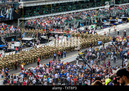 Les membres des Forces canadiennes à Artmed mars à l'issue de cérémonies d'avant-course de l'Indianapolis 500, le 26 mai 2019 à Indianapolis, Indiana. Photo par Edwin Locke/UPI Banque D'Images