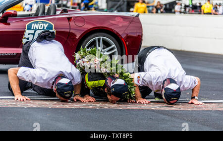 Simon Pagenaud gagnant baisers les briques flanquée par Roger Penske (L) et Tim Cindric après l'Indianapolis 500, le 26 mai 2019 à Indianapolis, Indiana. Photo par Edwin Locke/UPI Banque D'Images